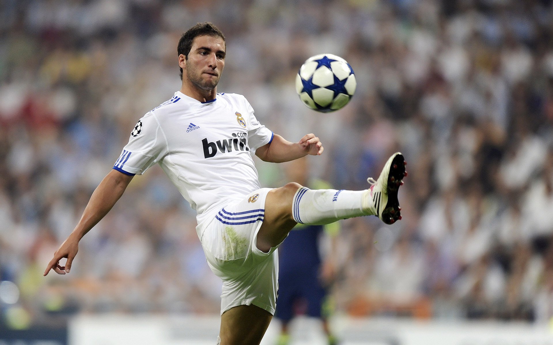 开云体育下载-校园足球联赛火热进行，激发学生兴趣，开展校园足球赛的好处