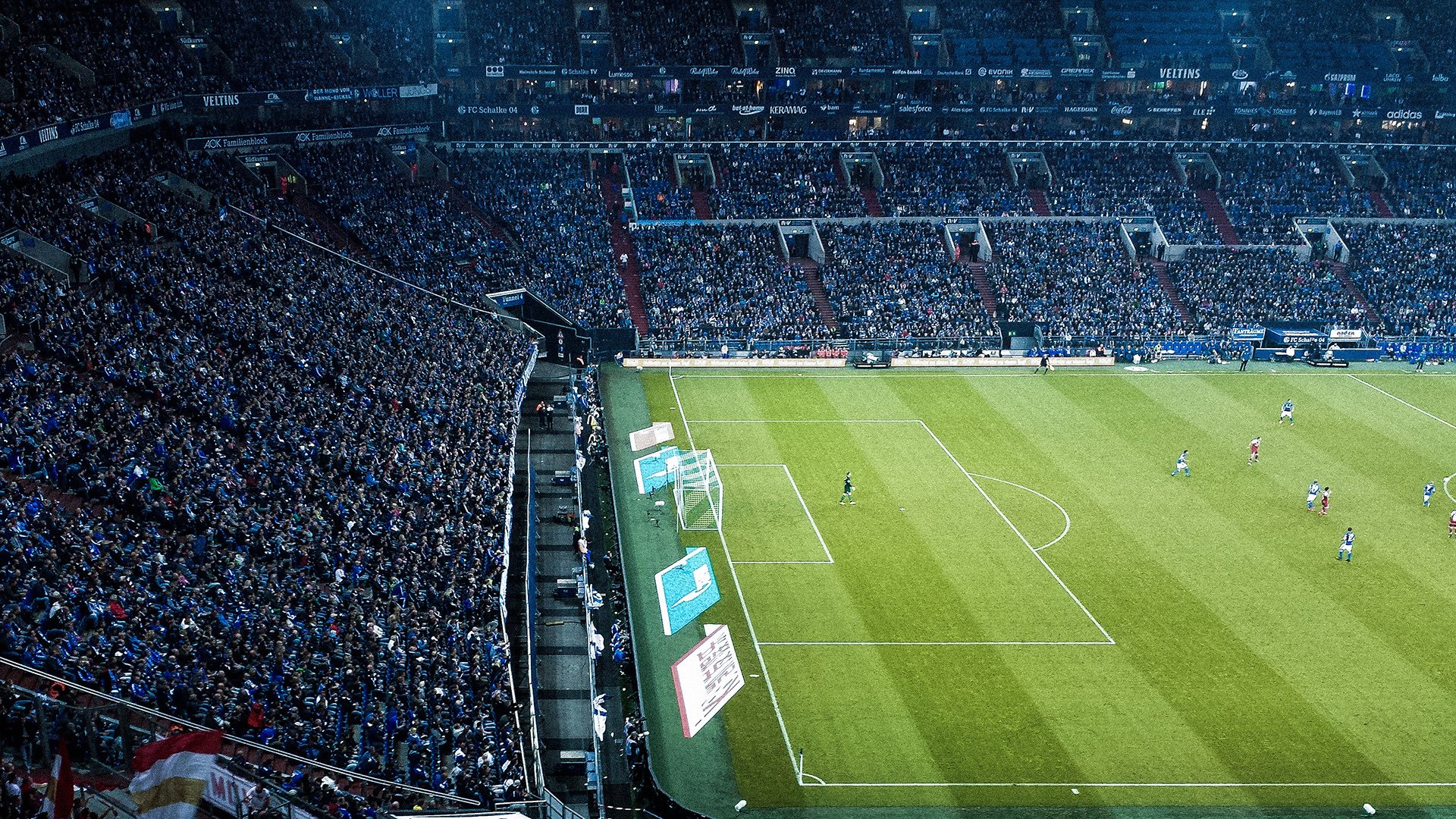 球迷“追星”热情点燃欧洲足球夜空，欧洲球迷疯狂